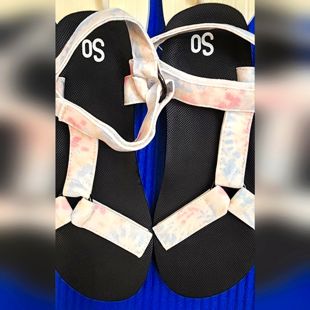 Bundle 2 sandals SO & GAP SIZE 9